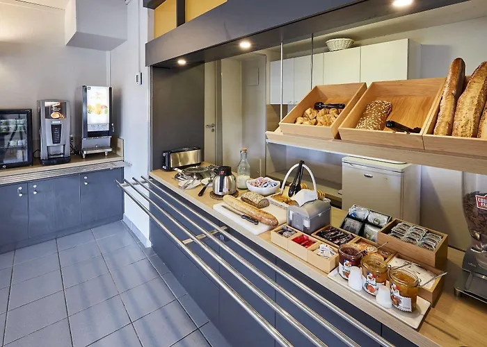 Отель Metz Aux Arches 2*